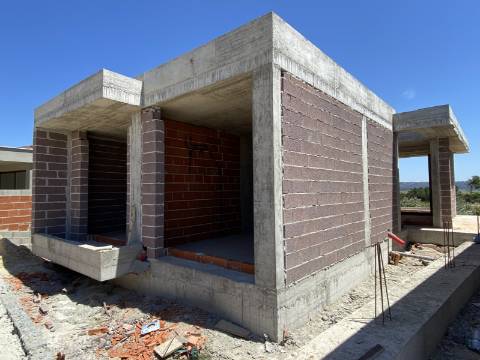 Moradia T2 com garagem e piscina junto à praia