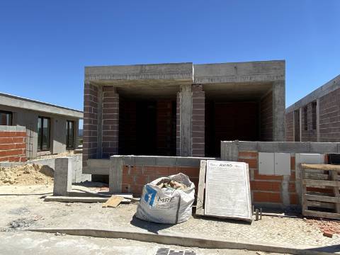 Moradia T2 com garagem e piscina junto à praia