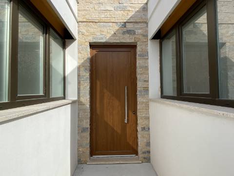 Moradia T2 com garagem e piscina junto à praia