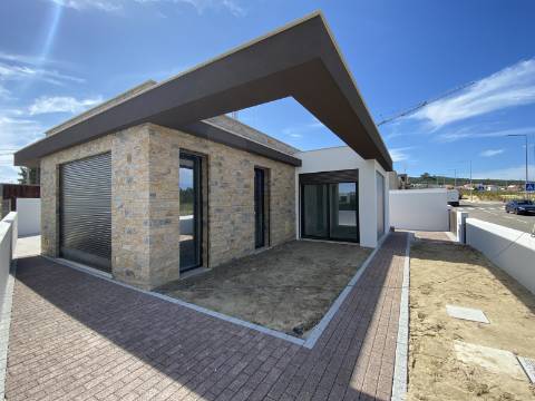 Moradia T2 com garagem e piscina junto à praia