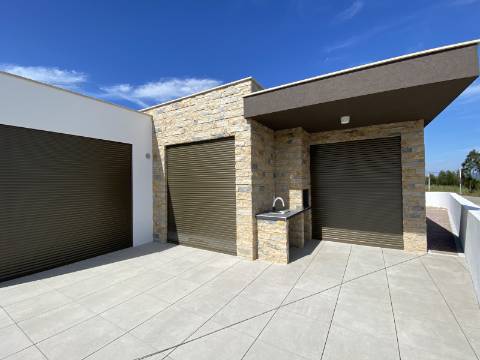 Moradia T2 com garagem e piscina junto à praia