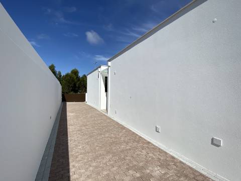 Moradia T2 com garagem e piscina junto à praia