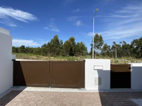 Moradia T2 com garagem e piscina junto à praia