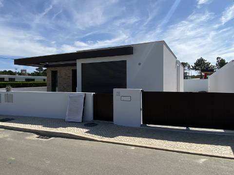 Moradia T2 com garagem e piscina junto à praia