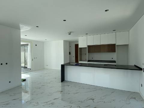 Moradia T2 com garagem e piscina junto à praia