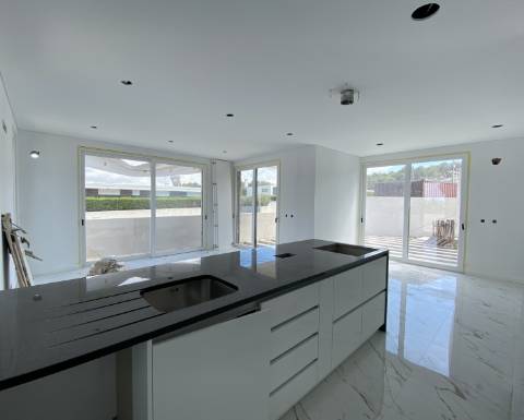 Moradia T2 com garagem e piscina junto à praia