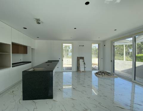 Moradia T2 com garagem e piscina junto à praia