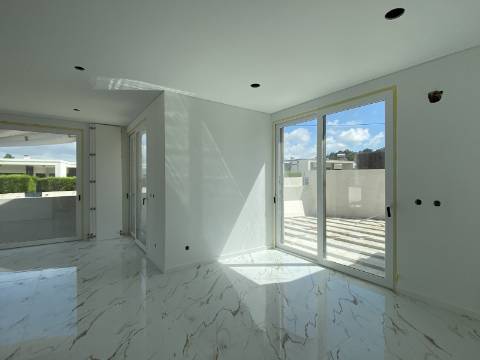 Moradia T2 com garagem e piscina junto à praia