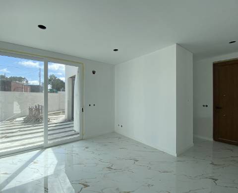 Moradia T2 com garagem e piscina junto à praia