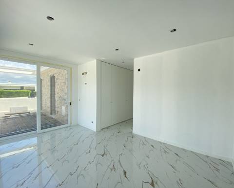 Moradia T2 com garagem e piscina junto à praia