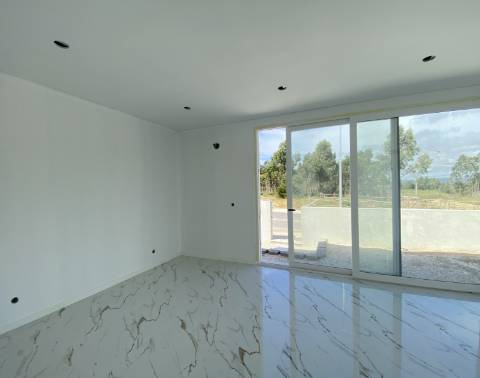 Moradia T2 com garagem e piscina junto à praia