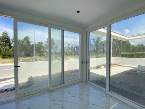 Moradia T2 com garagem e piscina junto à praia