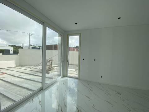 Moradia T2 com garagem e piscina junto à praia