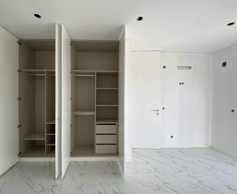 Moradia T2 com garagem e piscina junto à praia