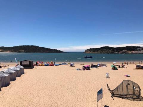 Moradia T2 com garagem e piscina junto à praia
