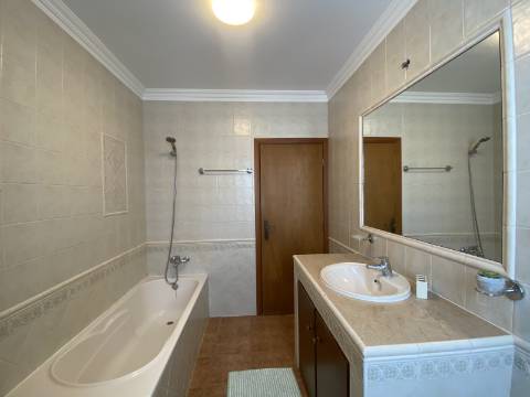 Moradia equipada e mobilada para arrendamento