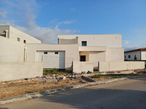 Moradia V4 Contemporânea, a 2 Minutos do Mosteiro da Batalha