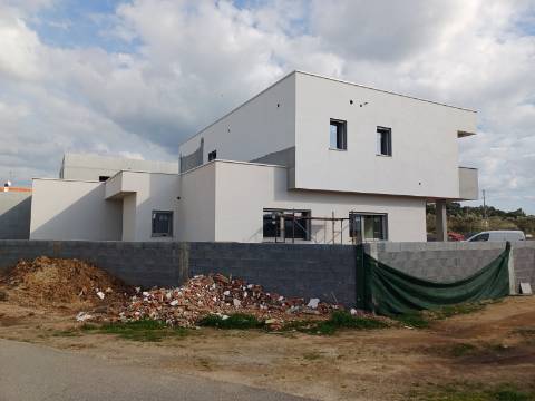 Moradia V4 Contemporânea, a 2 Minutos do Mosteiro da Batalha