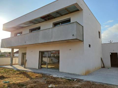 Moradia V4 Contemporânea, a 2 Minutos do Mosteiro da Batalha