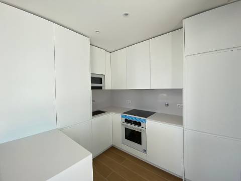 Apartamento T1 com terraço, em condomínio de luxo em frente à praia