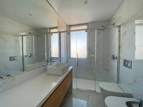 Apartamento T1 com terraço, em condomínio de luxo em frente à praia