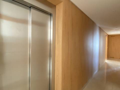 Apartamento T1 com terraço, em condomínio de luxo em frente à praia