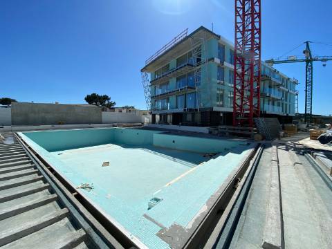 Apartamento T1 com terraço, em condomínio de luxo em frente à praia