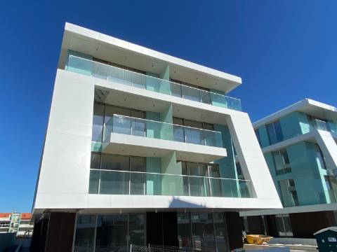 Apartamento T1 com terraço, em condomínio de luxo em frente à praia