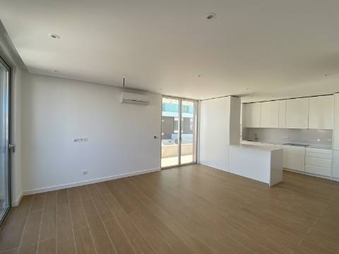 Apartamento T2 com terraço, em condomínio de luxo em frente à praia