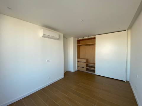 Apartamento T2 com terraço, em condomínio de luxo em frente à praia