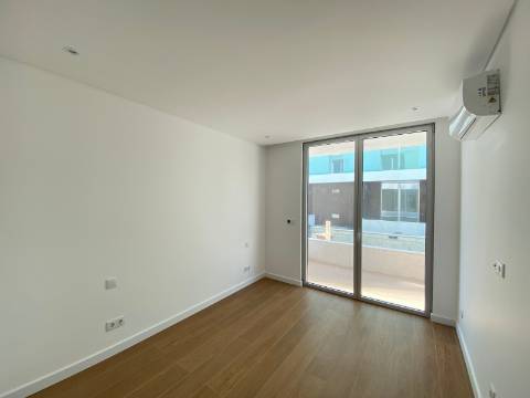 Apartamento T2 com terraço, em condomínio de luxo em frente à praia