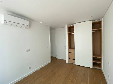 Apartamento T2 com terraço, em condomínio de luxo em frente à praia