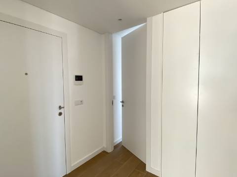 Apartamento T2 com terraço, em condomínio de luxo em frente à praia