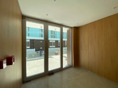 Apartamento T2 com terraço, em condomínio de luxo em frente à praia