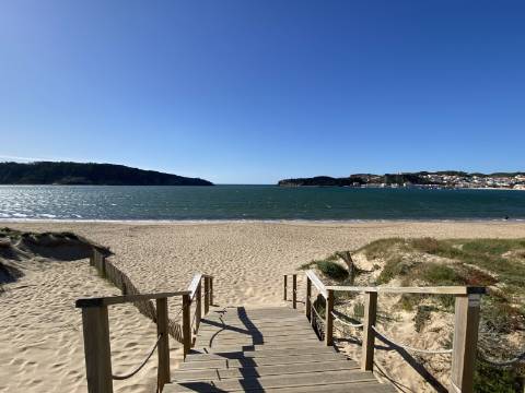 Apartamento T2 com terraço, em condomínio de luxo em frente à praia