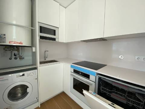 Apartamento T1 com terraço, em condomínio de luxo em frente à praia