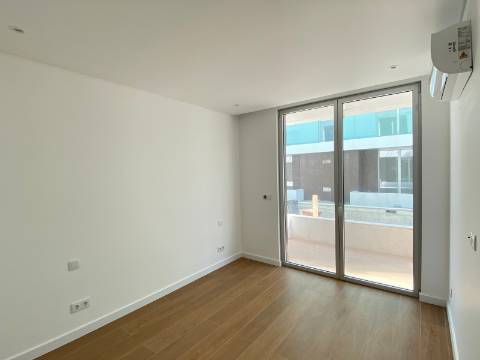 Apartamento T1 com terraço, em condomínio de luxo em frente à praia