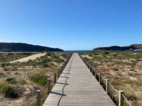 Apartamento T1 com terraço, em condomínio de luxo em frente à praia