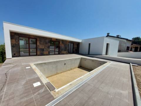 Moradia T4 com piscina, em São Gregório