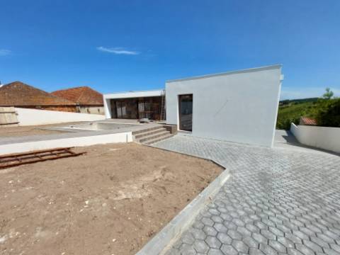 Moradia T4 com piscina, em São Gregório