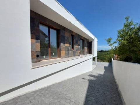 Moradia T4 com piscina, em São Gregório