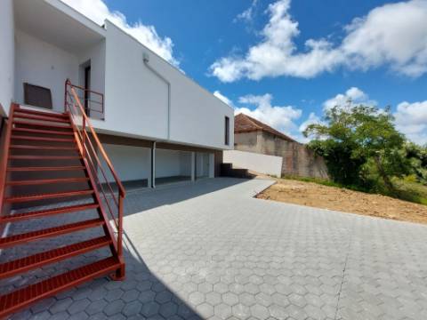 Moradia T4 com piscina, em São Gregório