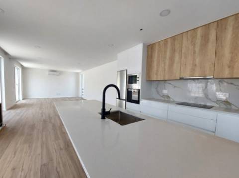 Moradia T4 com piscina, em São Gregório