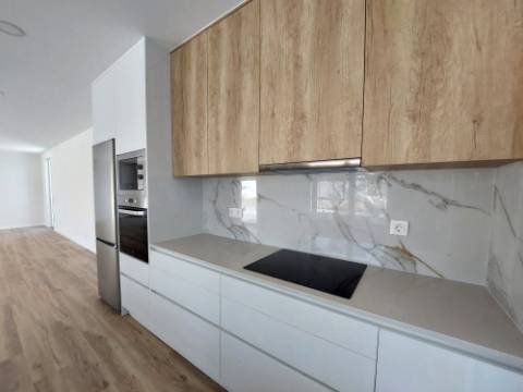 Moradia T4 com piscina, em São Gregório