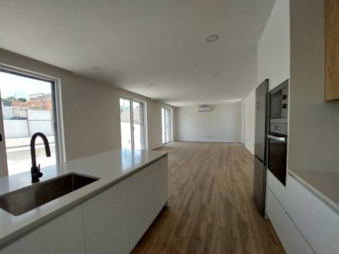 Moradia T4 com piscina, em São Gregório