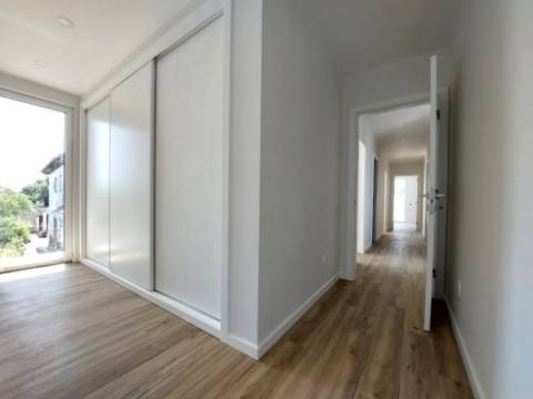 Moradia T4 com piscina, em São Gregório