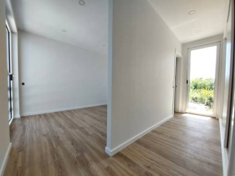 Moradia T4 com piscina, em São Gregório