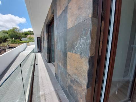 Moradia T4 com piscina, em São Gregório