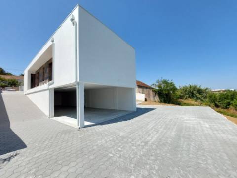 Moradia T4 com piscina, em São Gregório