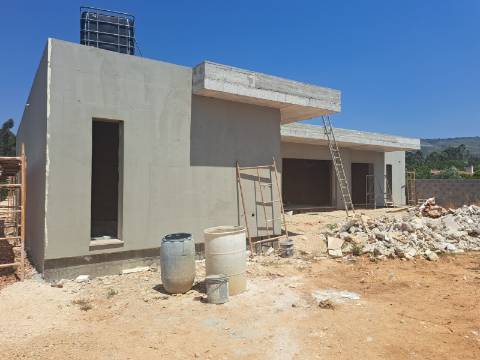 Moradia lote B - Moradia isolada térrea T3 com garagem e piscina em Lagoa do Cão, Aljubarrota